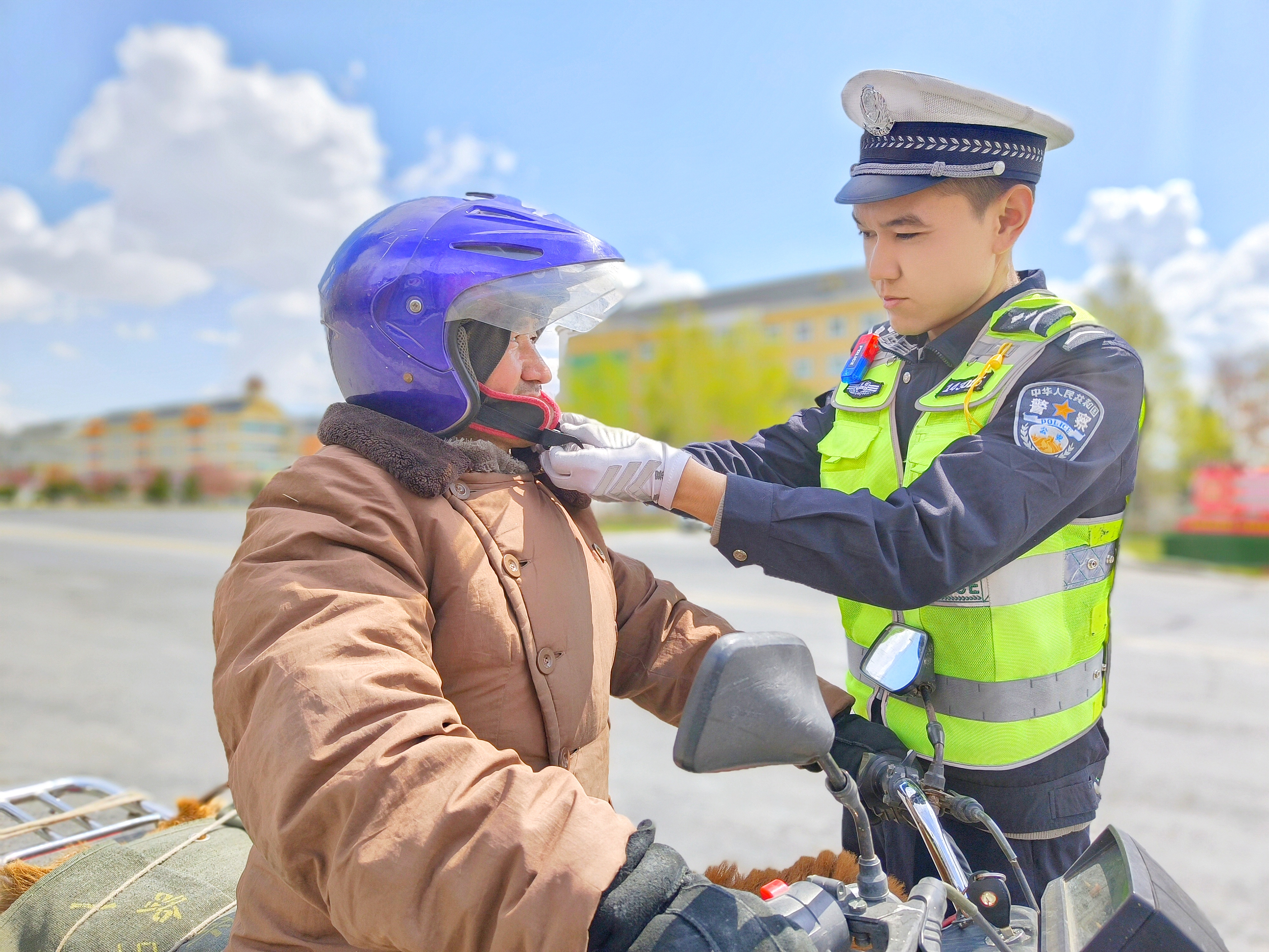 民警为路面未佩戴安全头盔人员佩戴 安全头盔.jpg