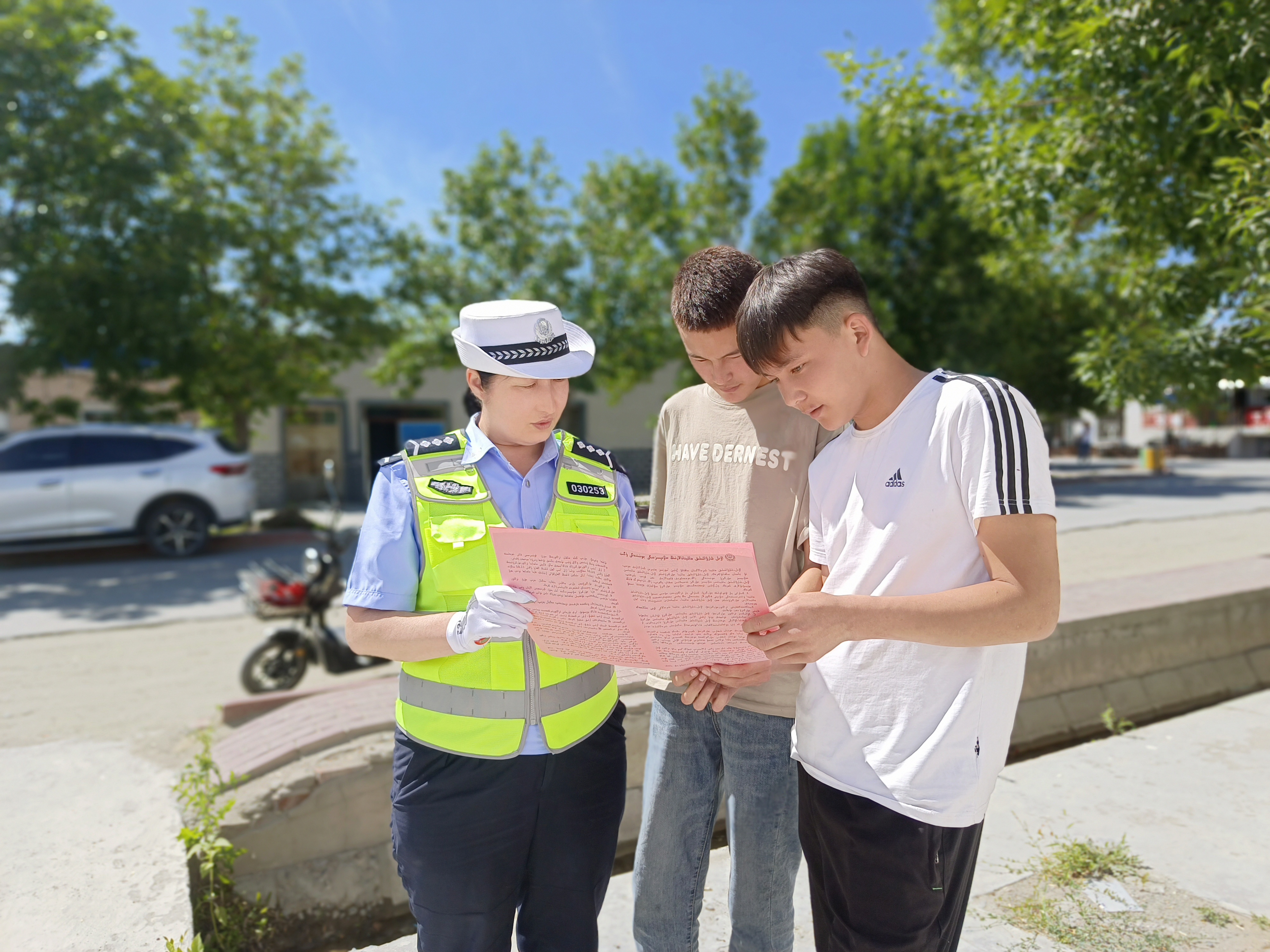 民警在萨尔塔木乡为学生开展交通安全宣传.jpg