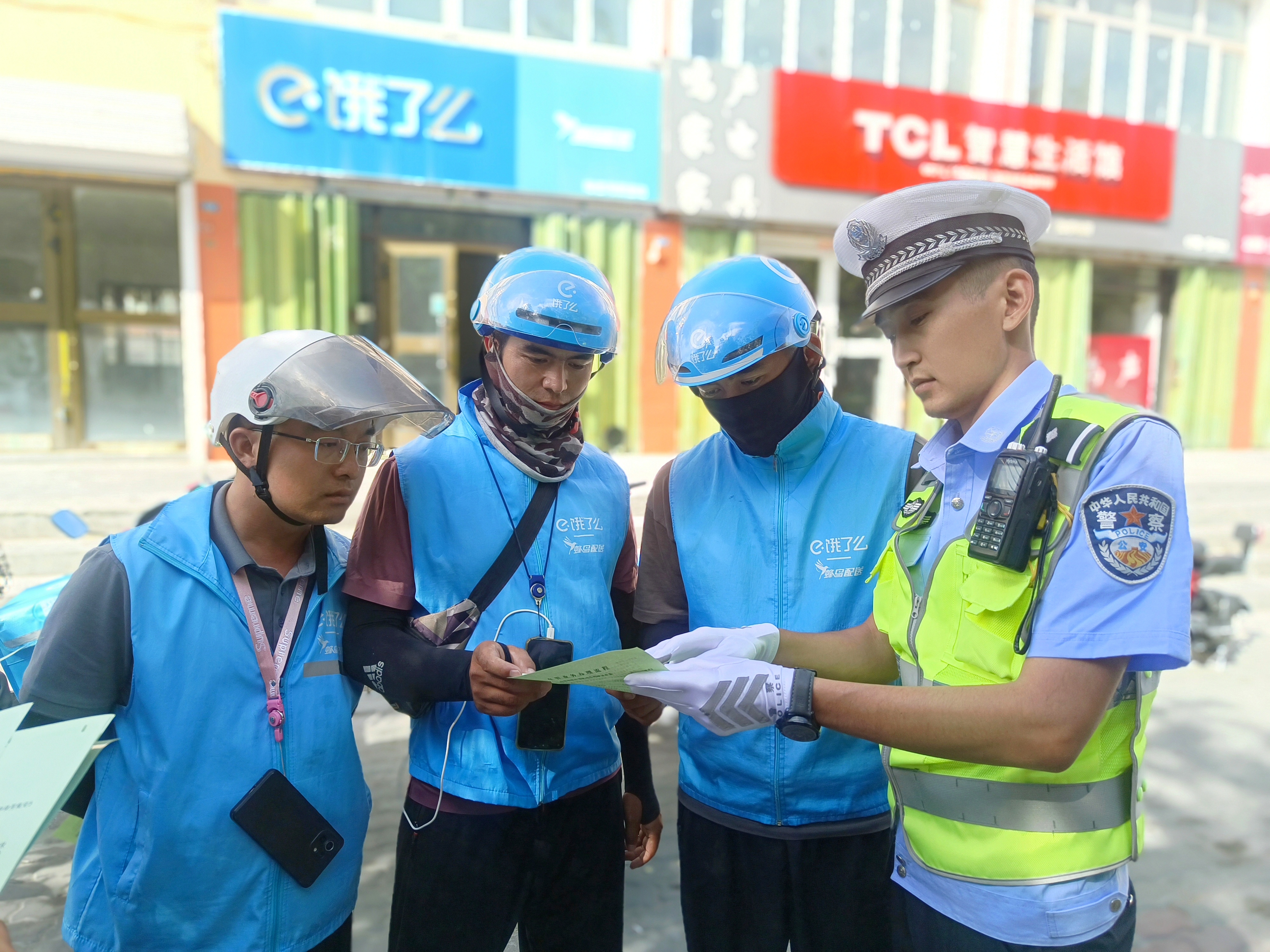民警向外卖骑手以案释法讲解电动车不遵守道路交通安全法律法规的危害.jpg
