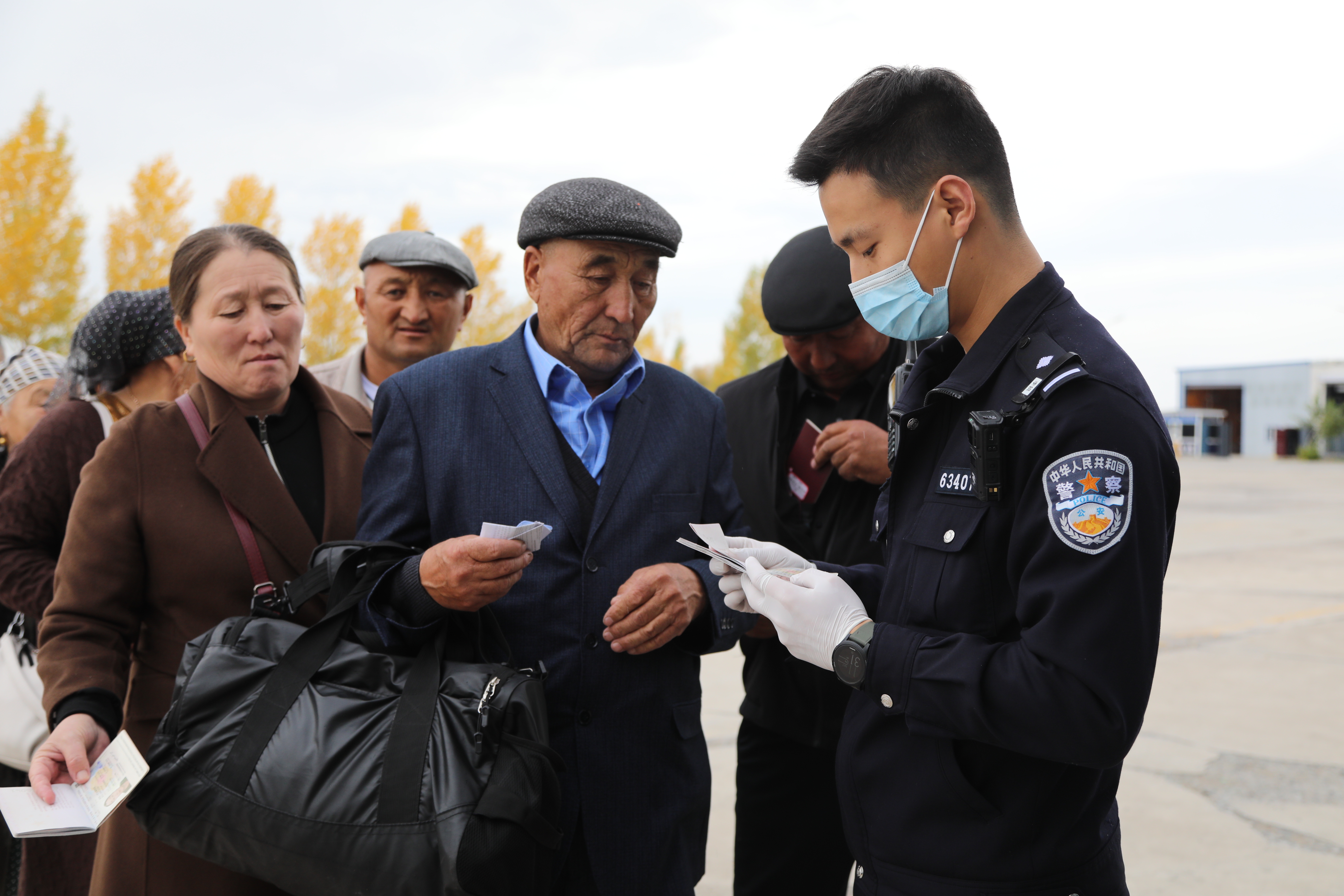 执勤民警在查验旅客5.jpg