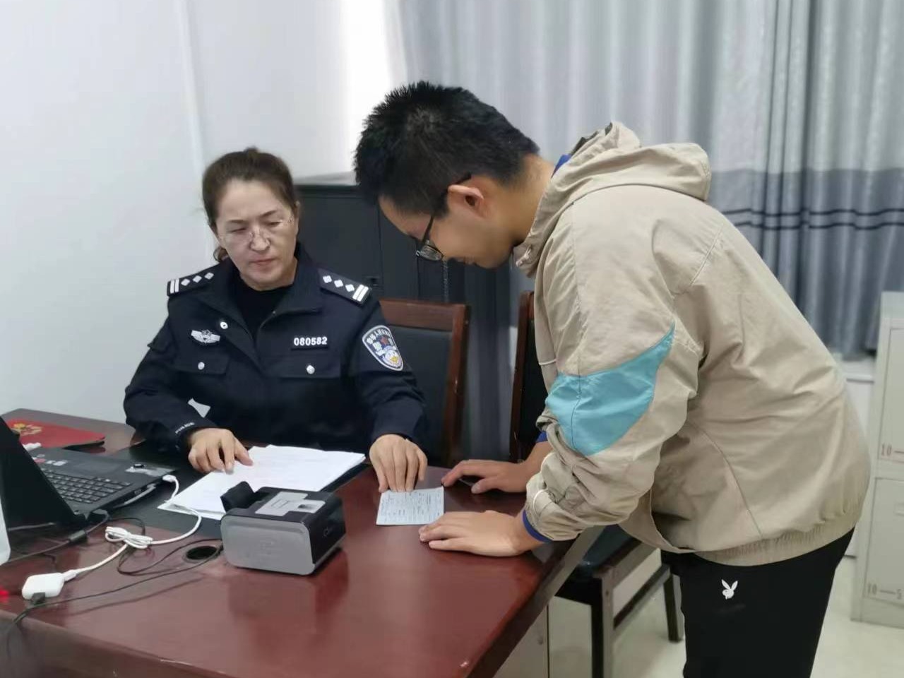 图一：办理身份证.jpg