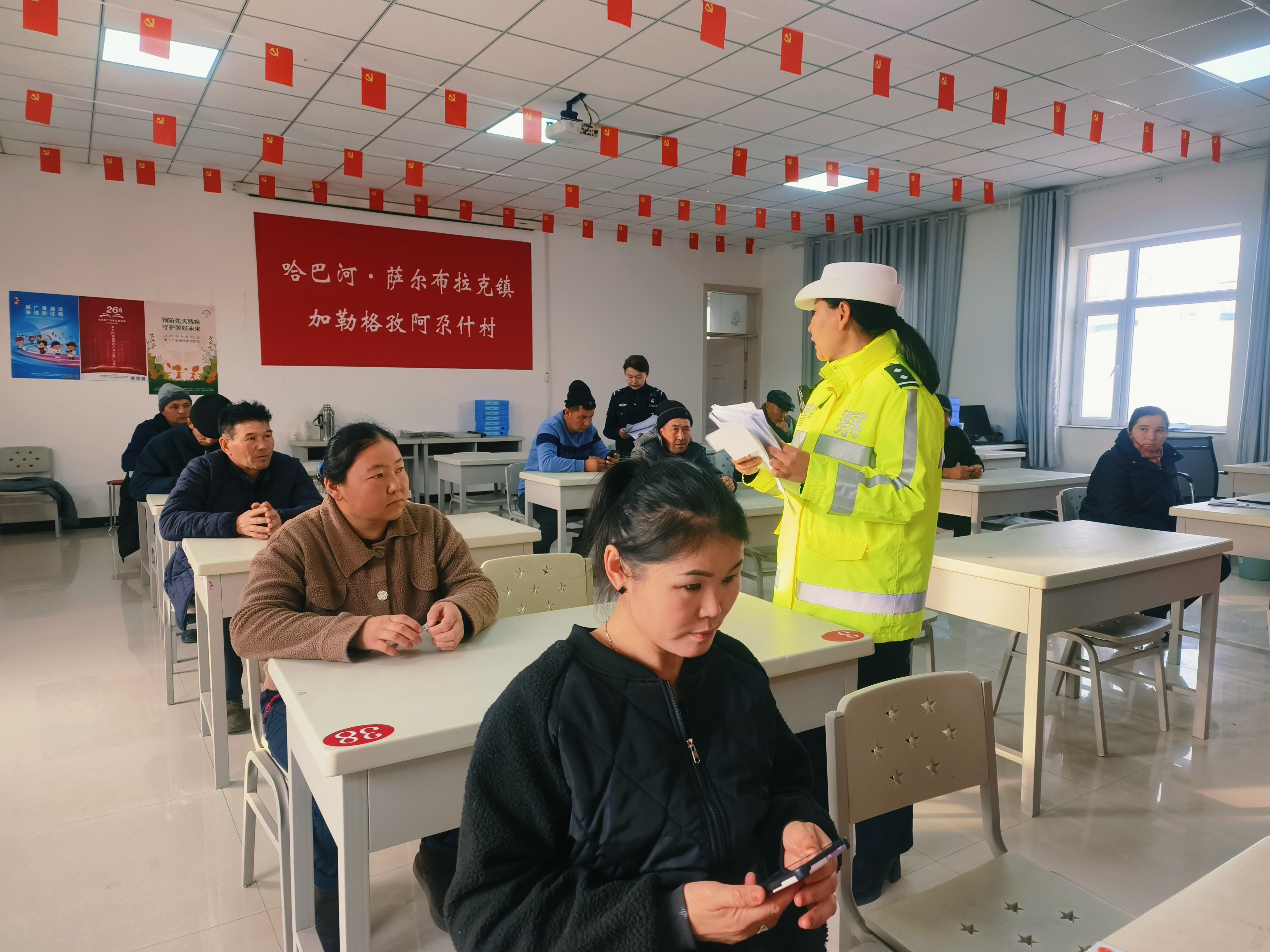 交警大队民警向考试人员宣读考试规则.jpg