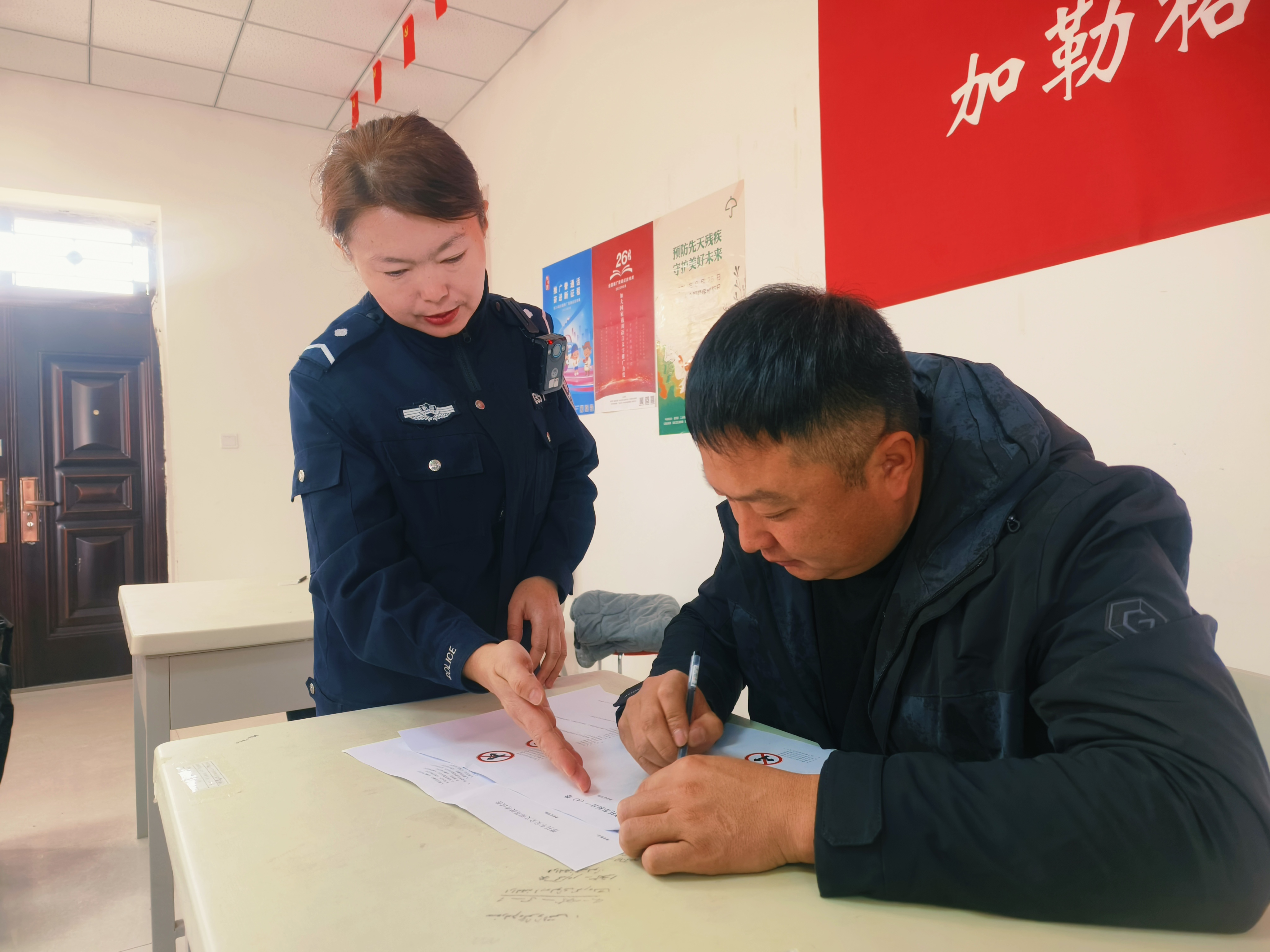 民警为考生进行监考.jpg