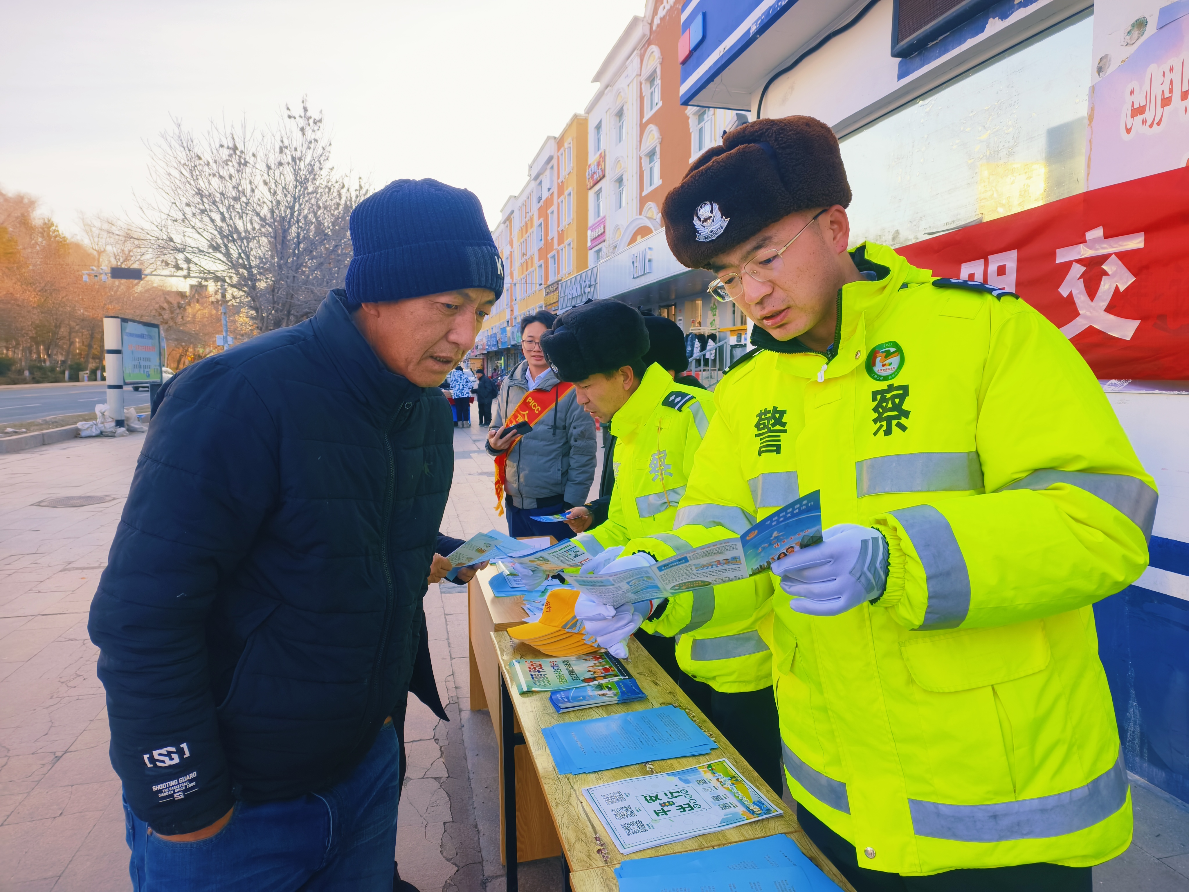 民警为过往发群众进行交通安全宣传.jpg