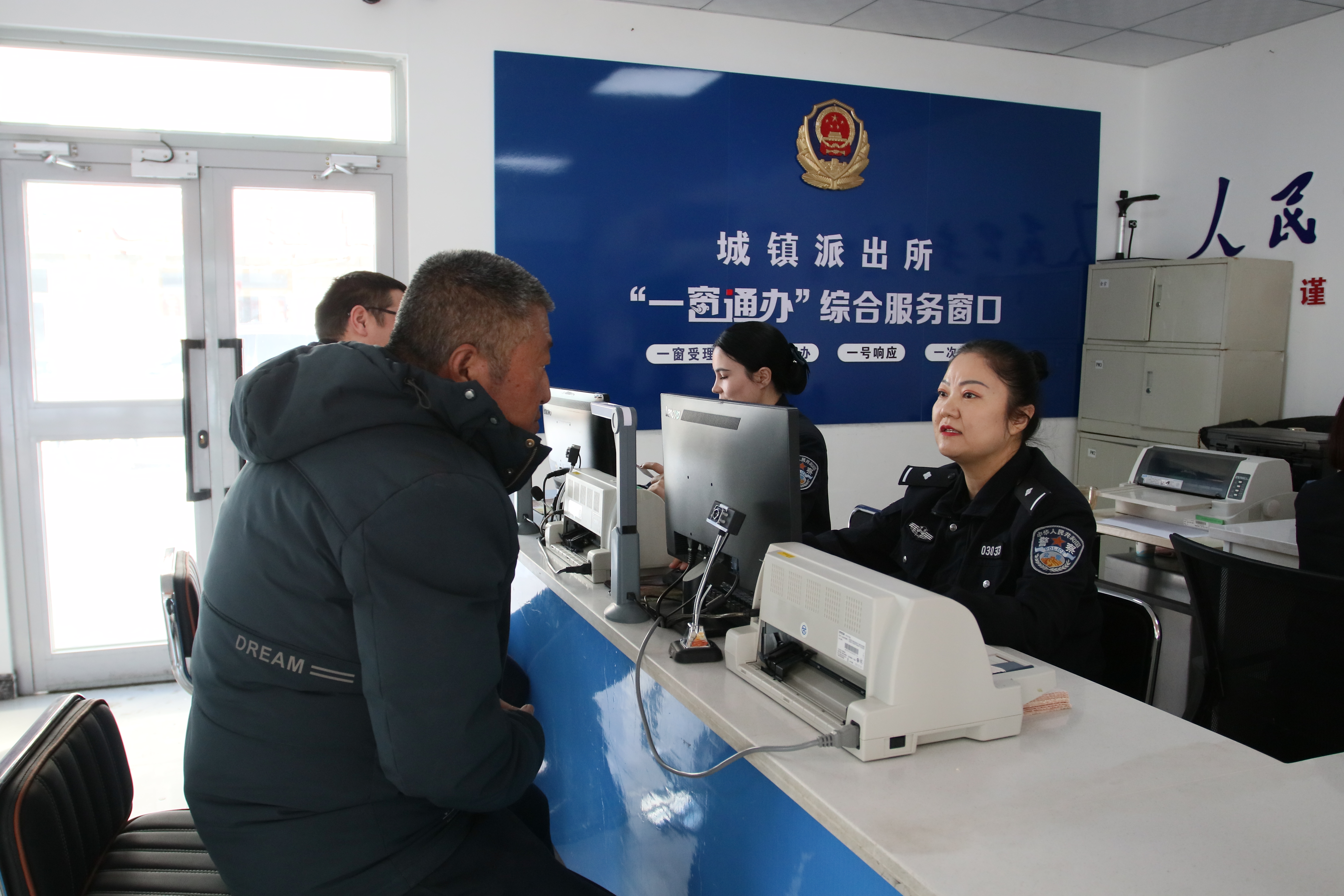 图一：民警为务工人员办理证件.JPG
