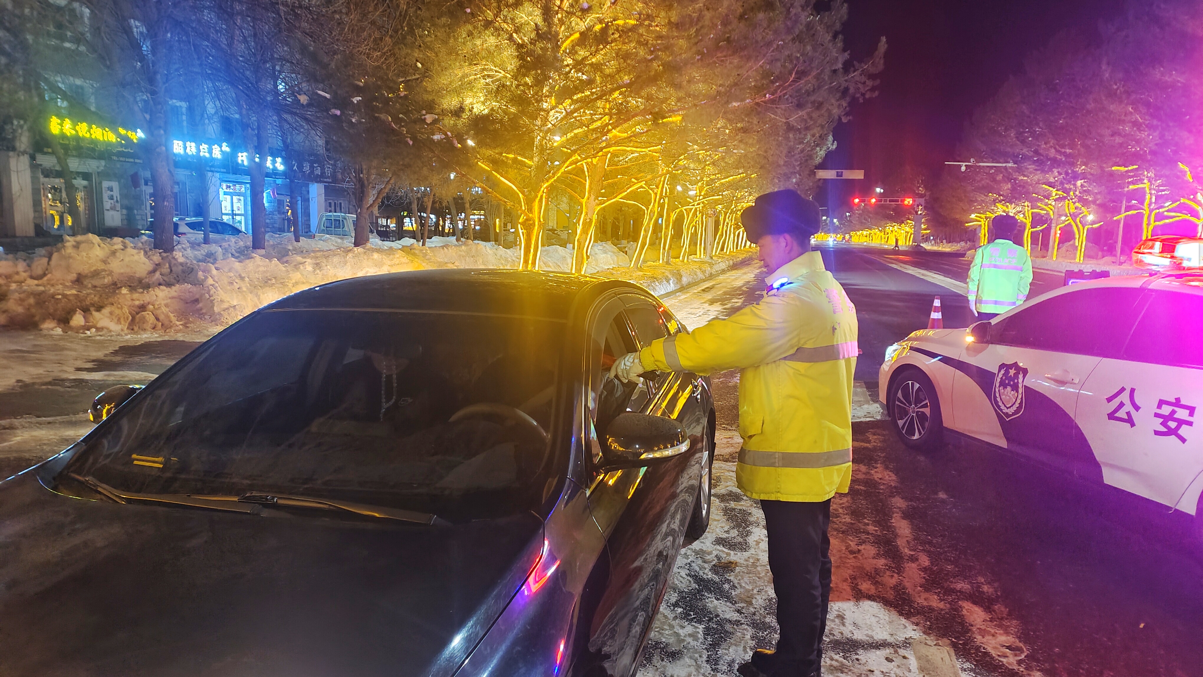 民警夜间对过往车辆人员查处酒驾.jpg