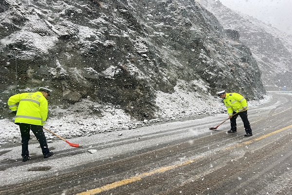 交警在路面清理碎石 消除安全隐患.jpg 交警在路面清理碎石 消除安全隐患.jpg