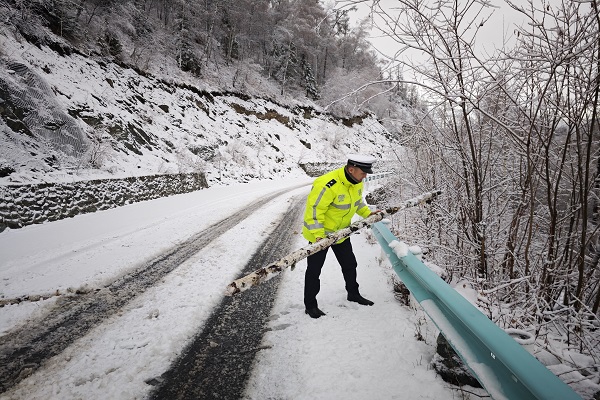 民警在山区道路清理道路安全隐患.jpg 民警在山区道路清理道路安全隐患.jpg