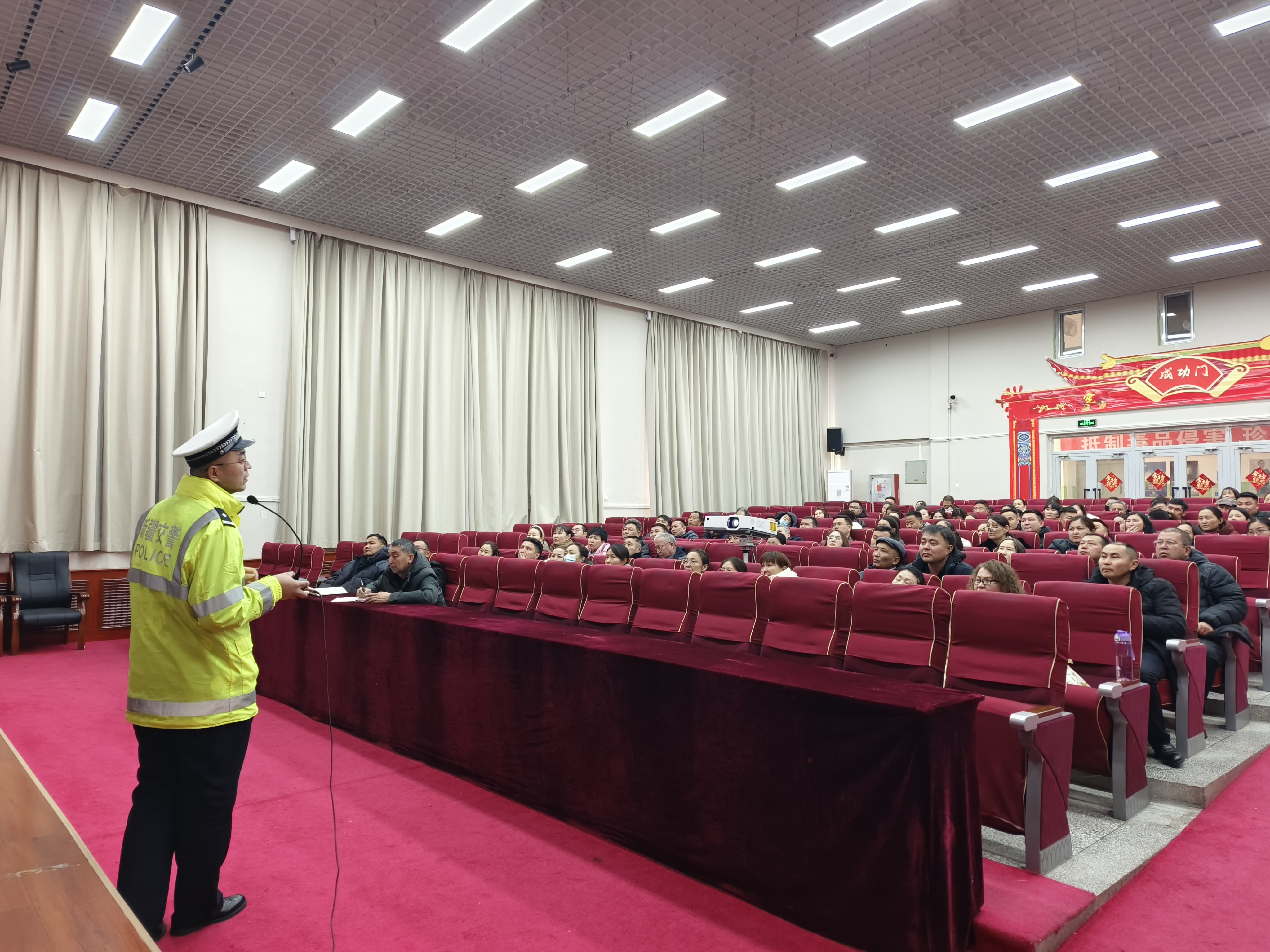 民警向各中小学校的校领导及老师讲解交通事故典型案例.jpg