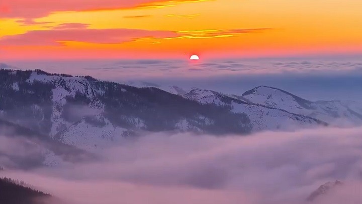 新疆富蕴：云瀑鎏金 雪山沐光