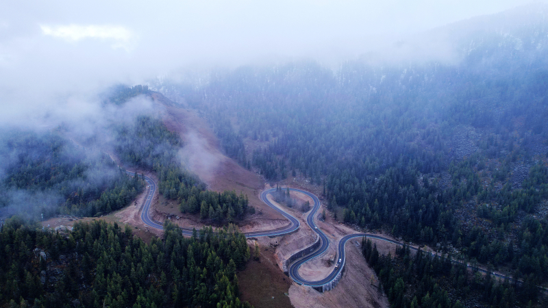 云雾为笔 山川作纸 雨后的阿禾公路变为“水墨画”