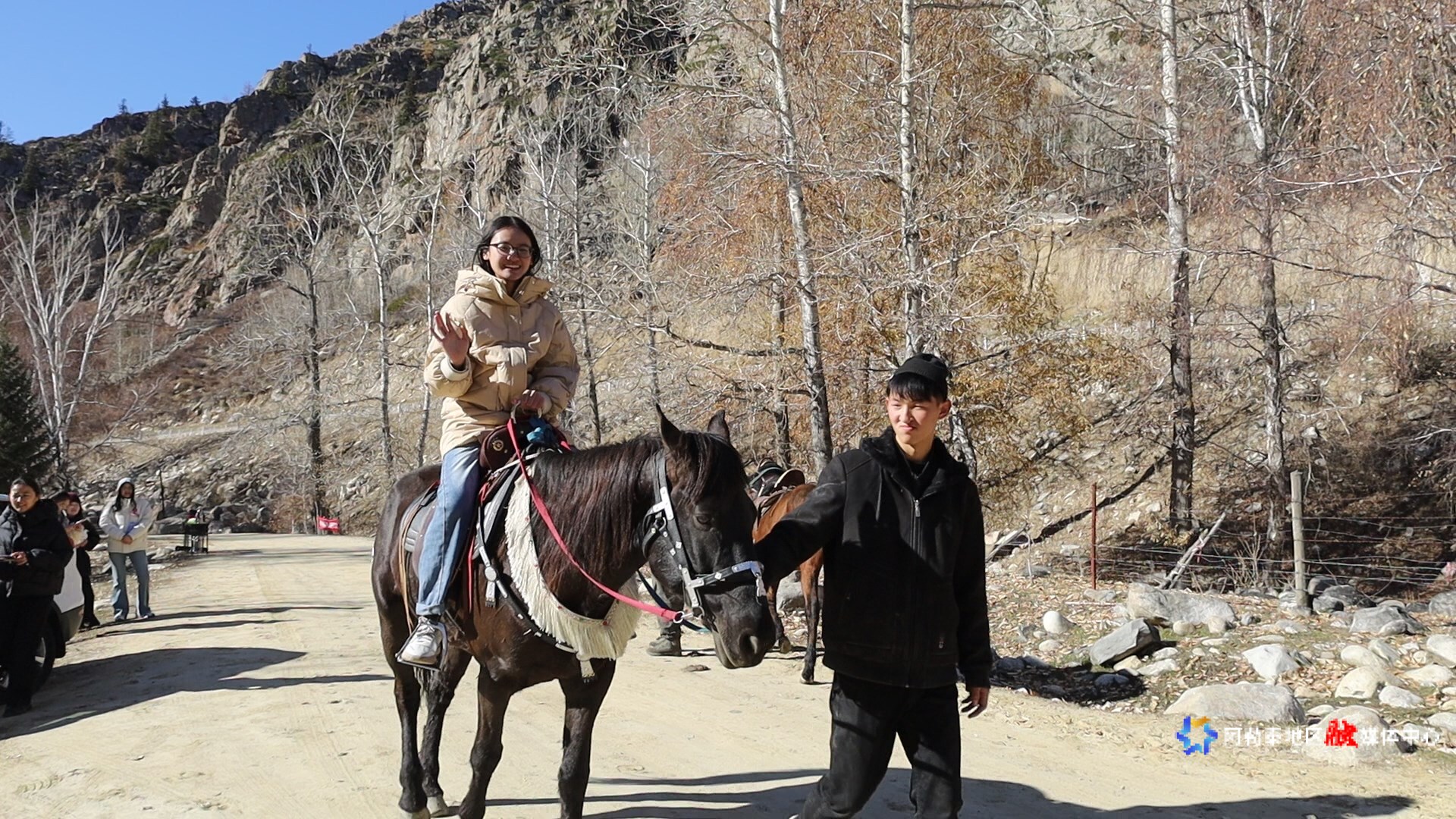 参与者在免费骑马体验区感受马背风情，解锁小东沟秋日的别样乐趣。