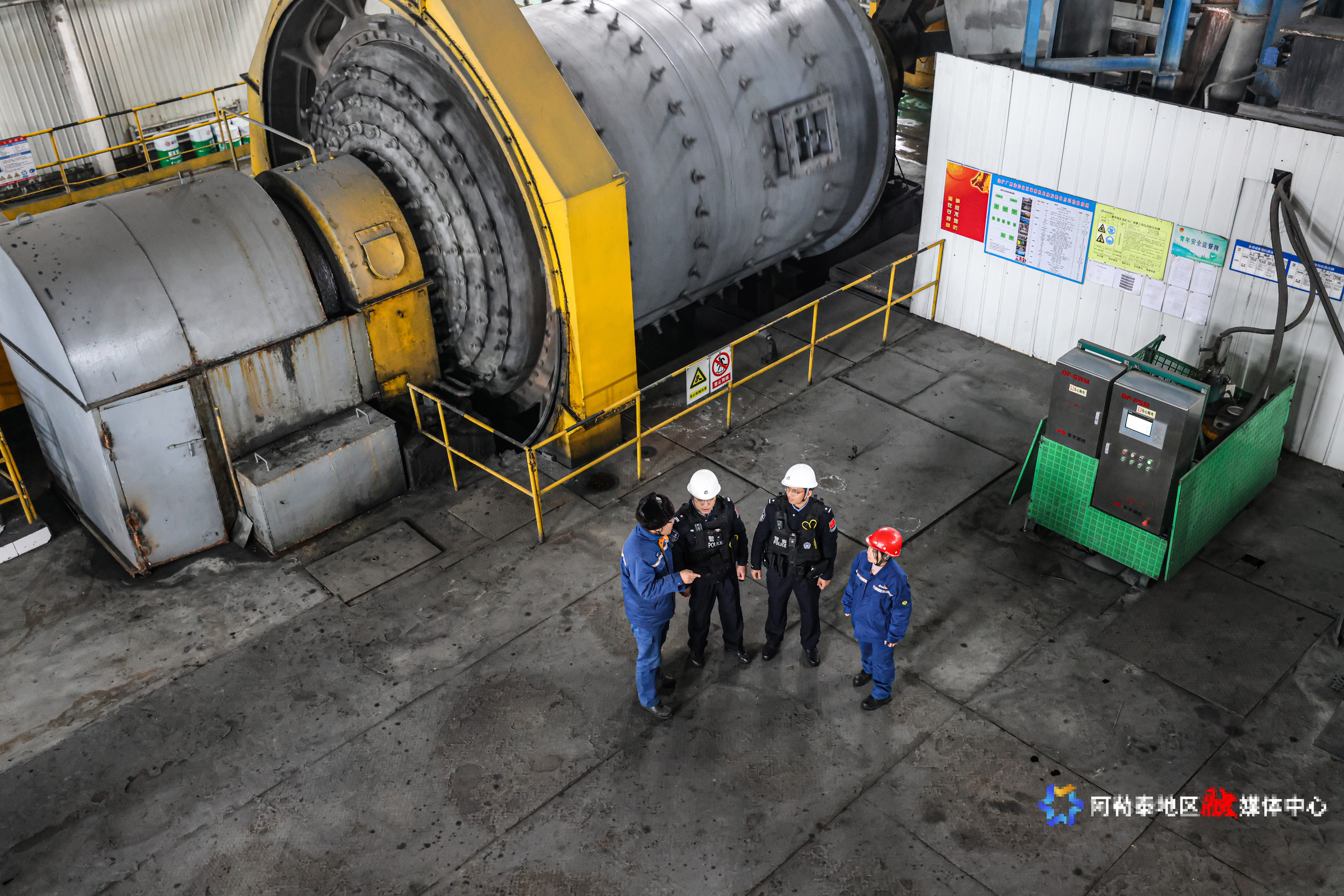 2025年12月16日，民警正在检查矿区生产车间安全情况。