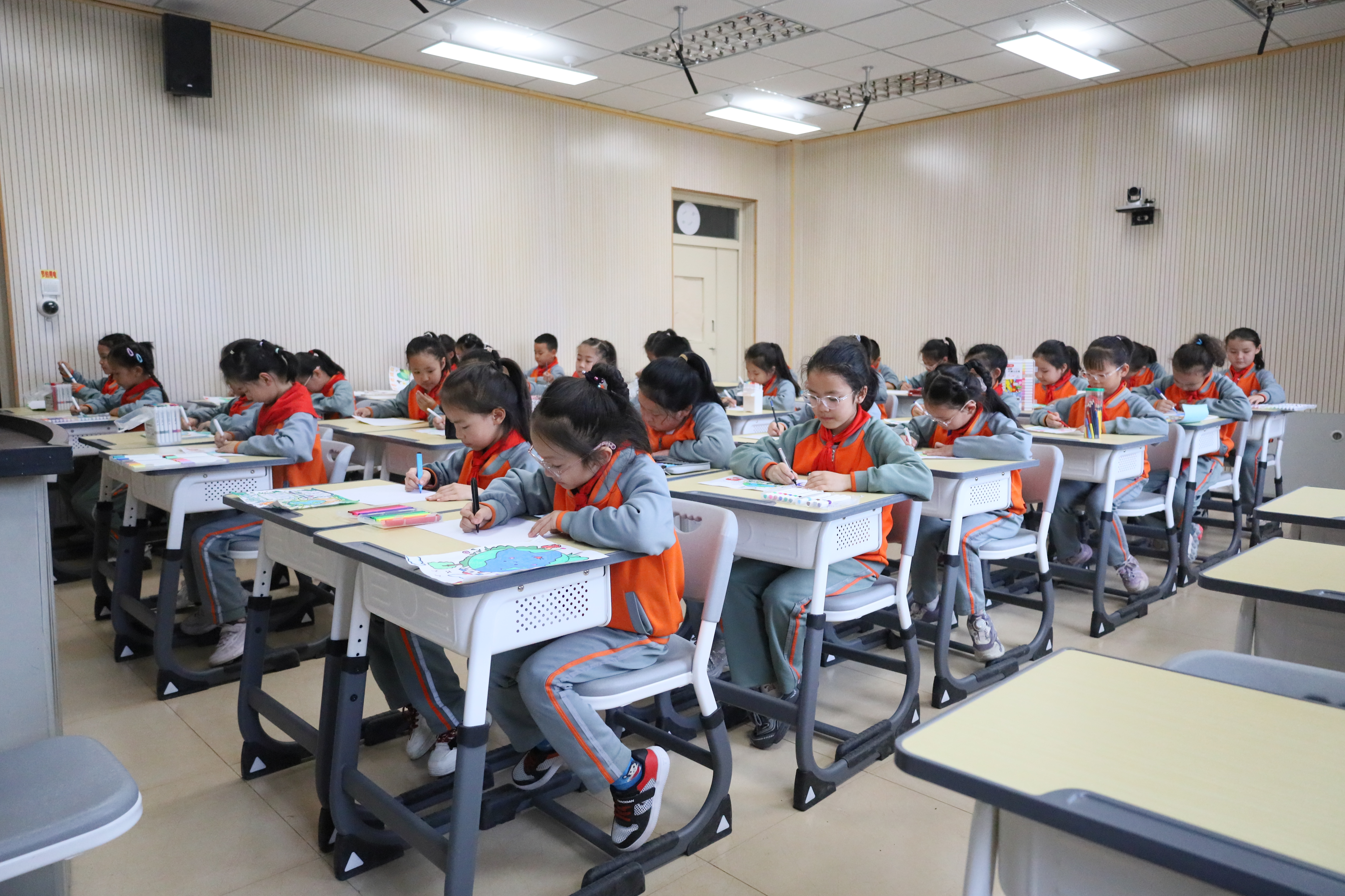 环保绘画课堂上，孩子们认真执笔，用心勾勒守护地球家园的美好画卷。