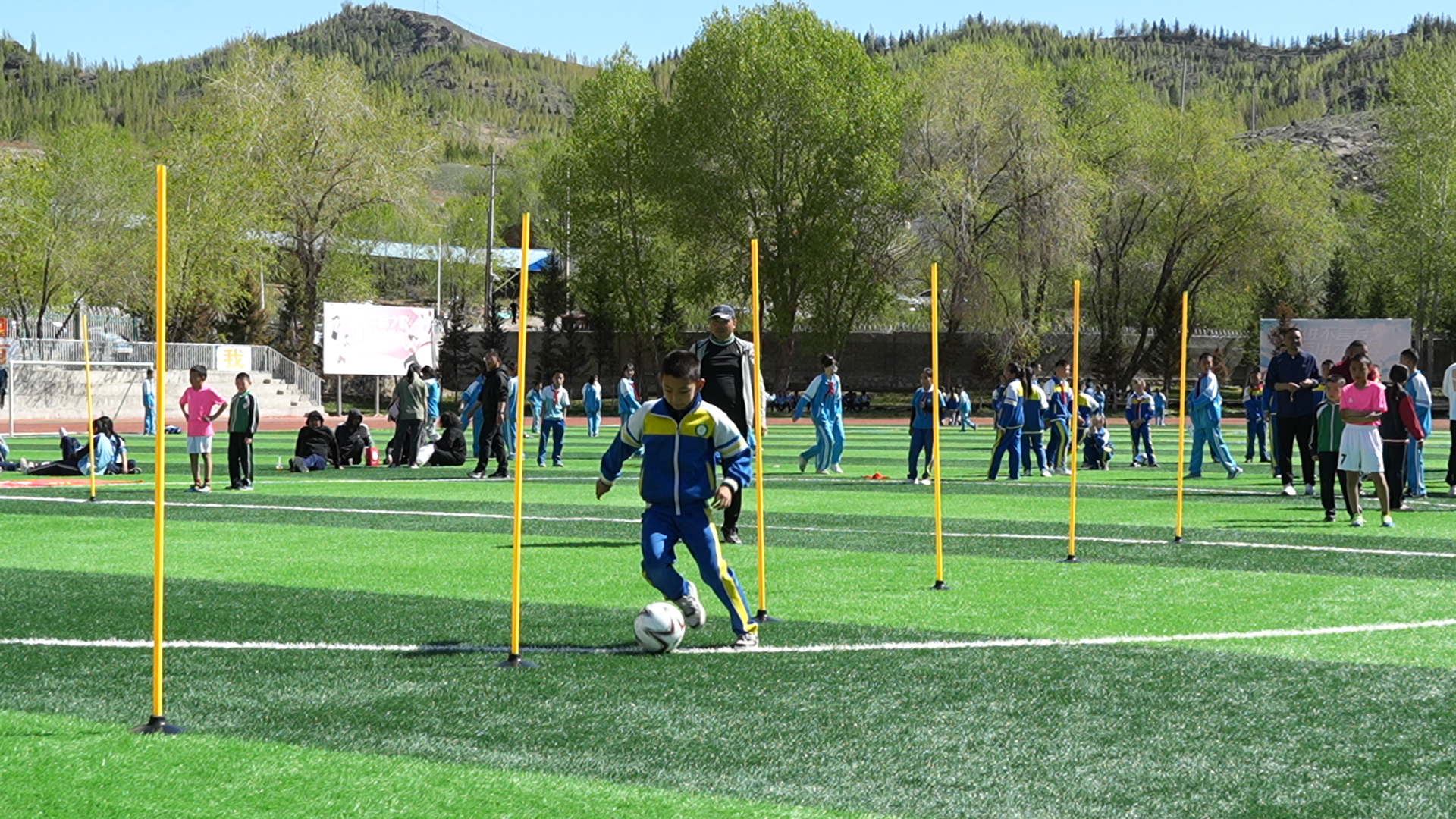 比赛展现了球员们良好的平衡感、平稳心态以及绿茵场上的青春活力。