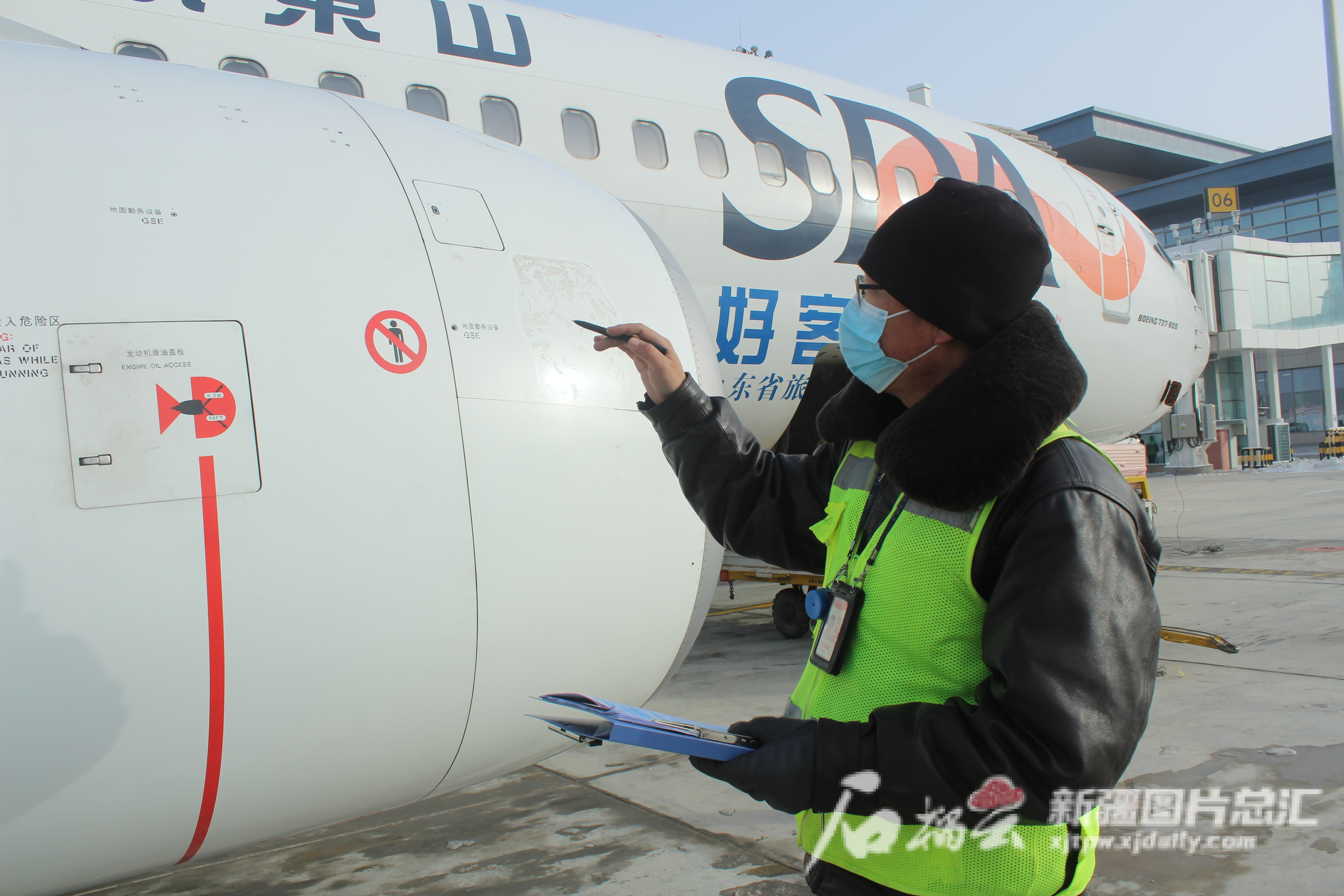 1月17日，阿克苏红旗坡机场机务工程部机务维修人员厉海松正在对SC4967次航班进行检查。石榴云/新疆日报记者张瑞麟摄