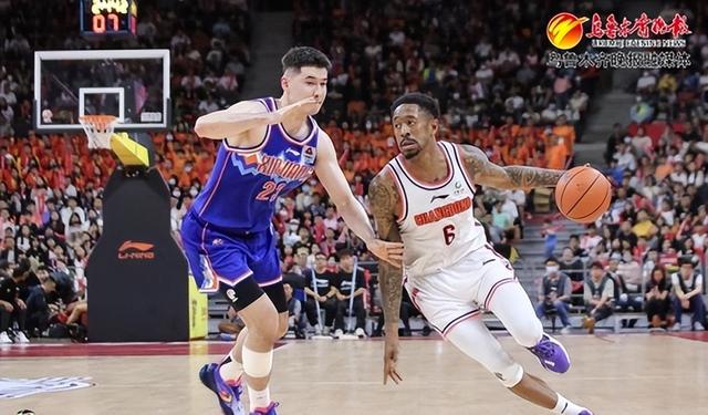 　　4月5日，CBA2022-2023赛季常规赛第三阶段新疆男篮对阵广东男篮比赛现场。新疆广汇男篮俱乐部供图