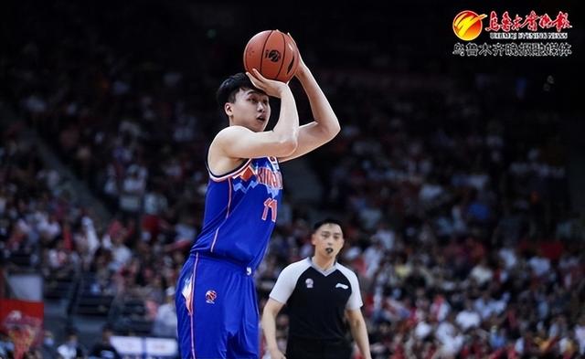 　　4月5日，CBA2022-2023赛季常规赛第三阶段新疆男篮对阵广东男篮比赛现场。新疆广汇男篮俱乐部供图
