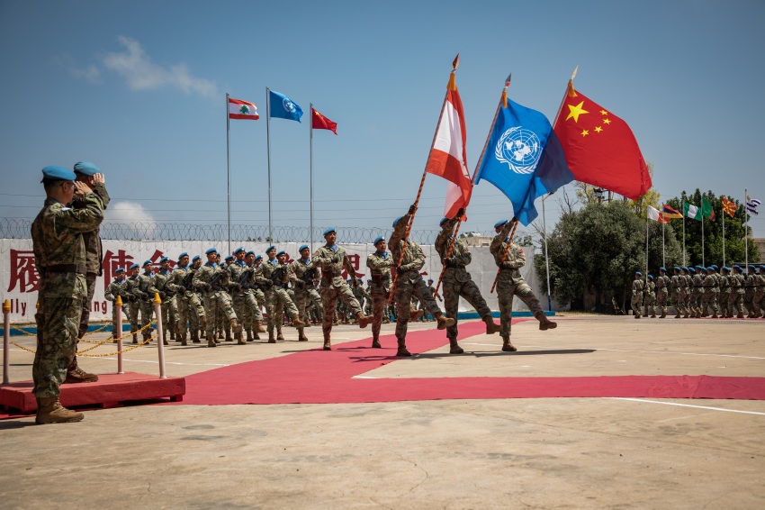 【1】中国赴黎维和部队410名官兵获授联合国“和平勋章”现场。本报记者 薛丹摄.jpg?x-oss-process=style/w10