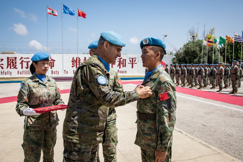 【3】联合国驻黎巴嫩临时部队（联黎部队）司令拉萨罗少将为维和官兵代表颁发佩戴“和平荣誉勋章”。本报记者 薛丹摄.jpg?x-oss-process=style/w10