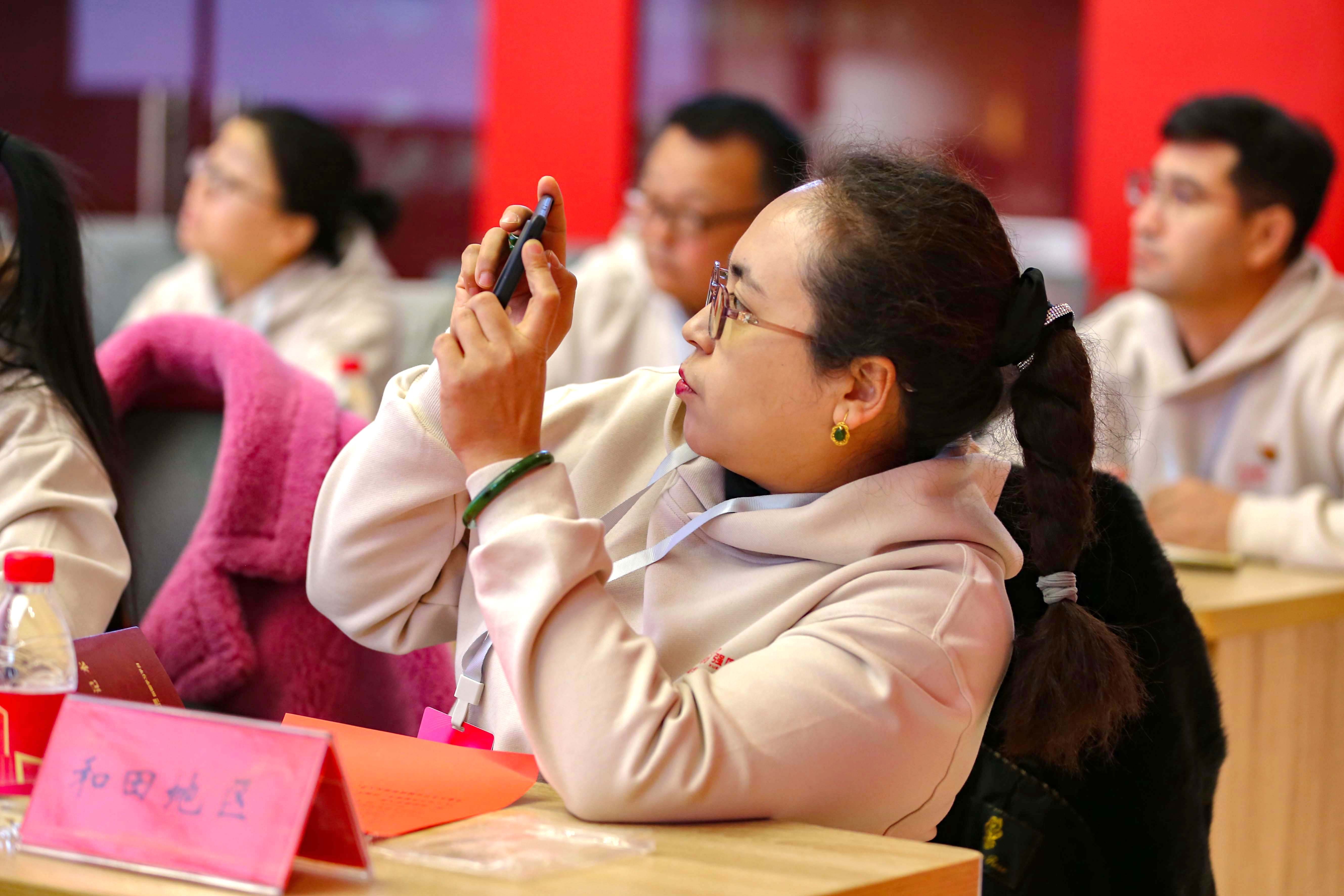 图集:新疆学习平台举办新年交流表彰会