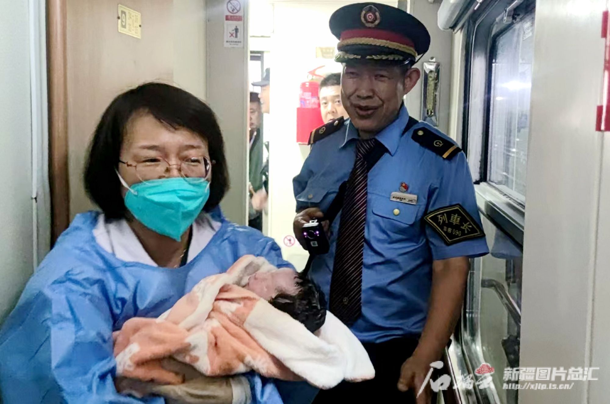 深夜，54分钟接力，库尔勒站的火车上迎来新生命