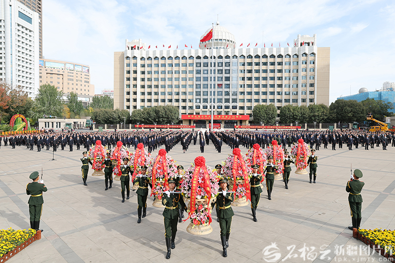 新疆各族各界向人民英雄敬献花篮