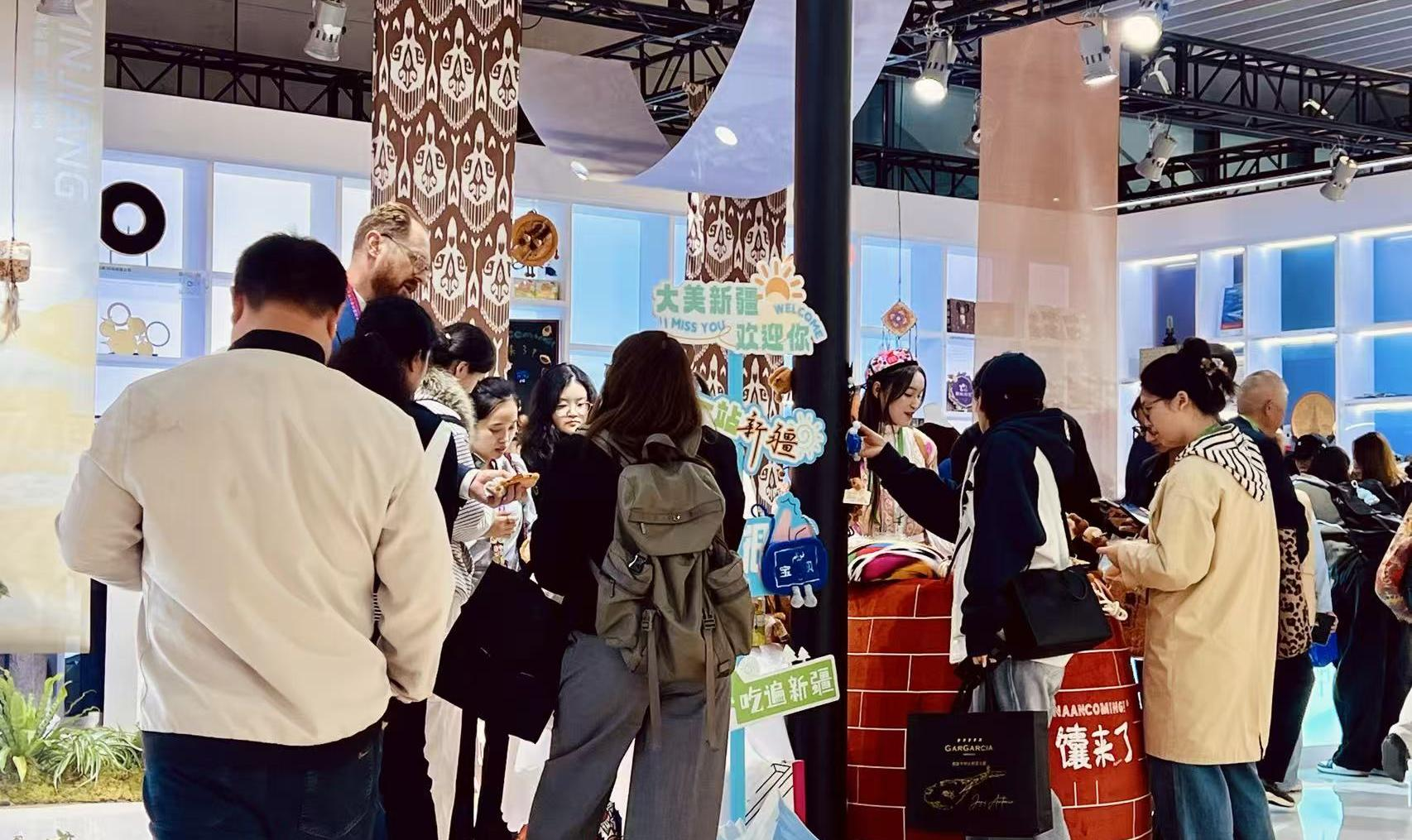 第八届中国国际进口博览会上,“馕来了”展台前人头攒动。